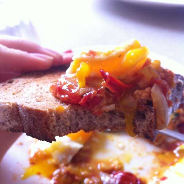 Na śniadanie: Jajka w pomidorach. 