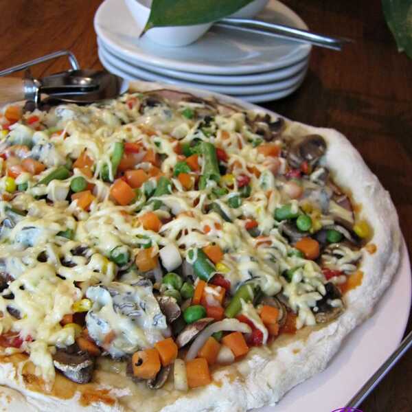Pizza z pleśniowym serem i warzywami