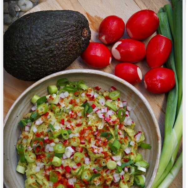 Guacamole z rzodkiewką i szczypiorkiem