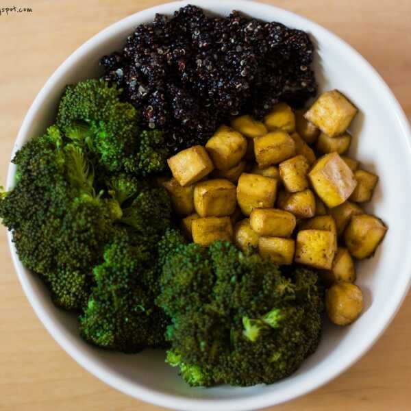 Obiad w miseczce - smażone tofu, czarna quinoa i brokuły