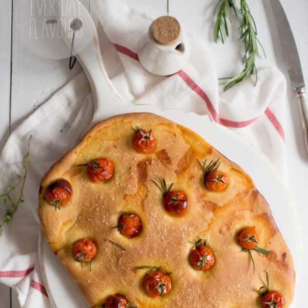 FOCACCIA Z POMIDORAMI, ROZMARYNEM I SOLĄ MORSKĄ.