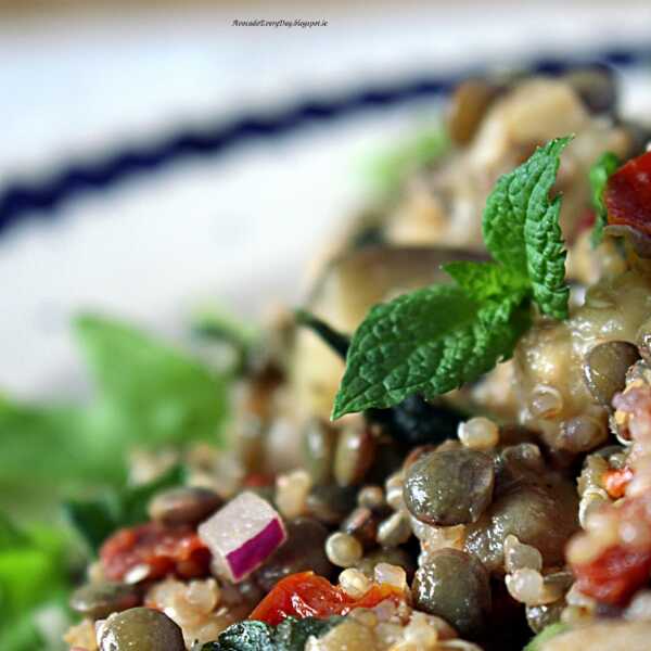 Sałatka z soczewicą, quinoa, bakłażanem, suszonymi pomidorami i mietą