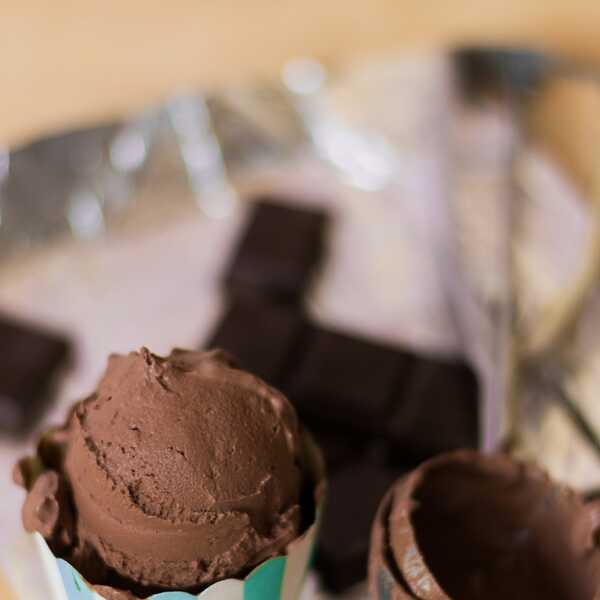 Wegańskie lody kokosowo-czekoladowe z koniakiem