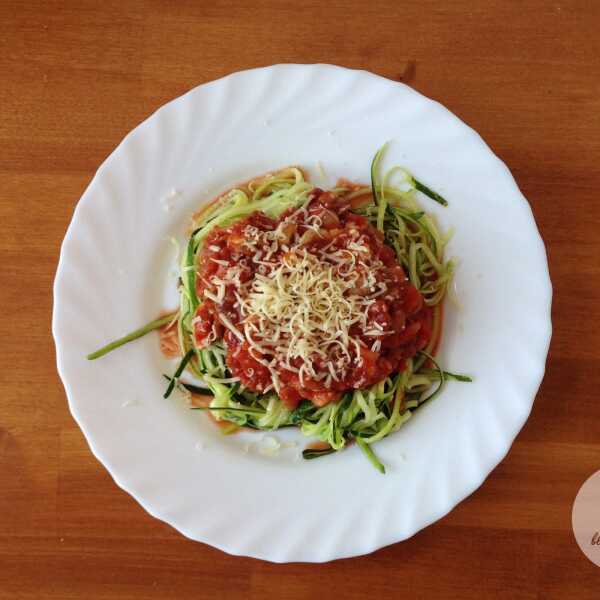 Spaghetti z makaronem z cukinii, czyli zoodles bolognese