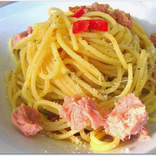 Spaghetti aglio olio e peperoncino z tunczykiem