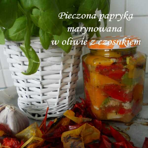 Pieczona papryka marynowana w oliwie z czosnkiem