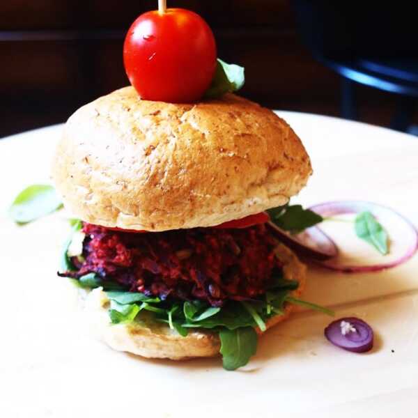 Burger z buraków, kaszy jaglanej i prażonego słonecznika