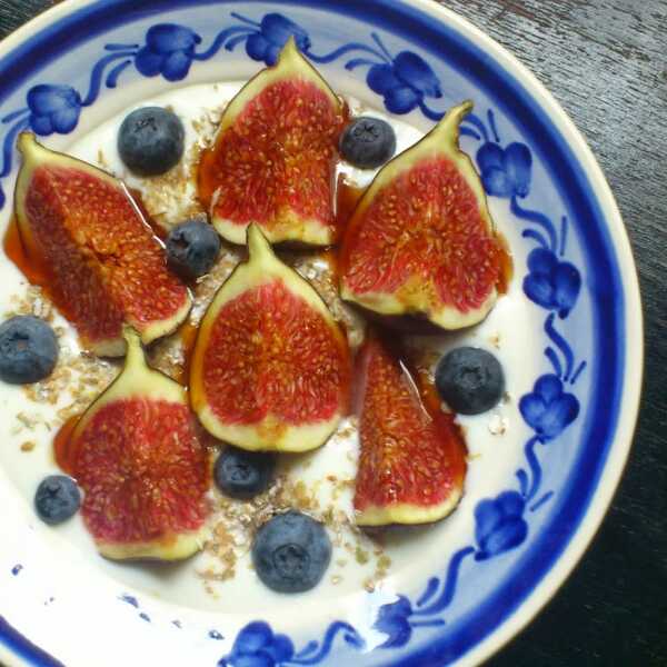 Figi z jogurtem i miodem na smaczny początek dnia / figs with yoghurt and honey to start your day in a tasty way:)!
