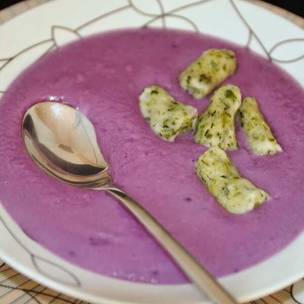 Fioletowa zupa z kluseczkami