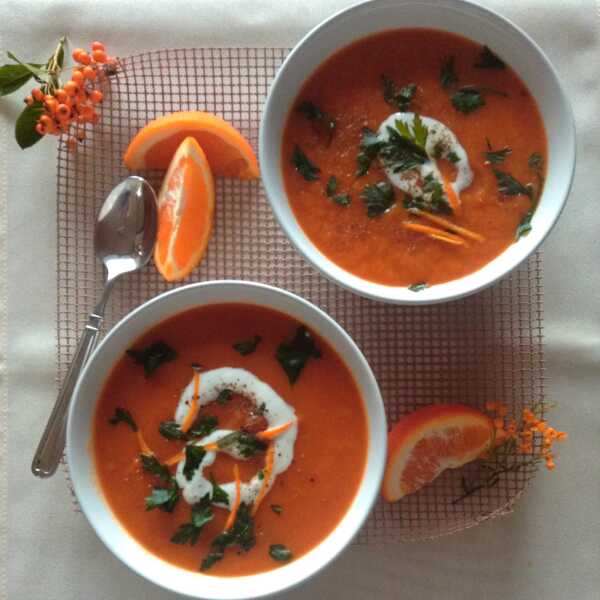 Zupa marchewkowa z dodatkiem pomarańczy