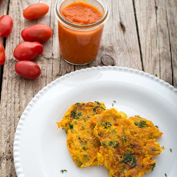Placuszki z kalarepy i marchewki z domowym sosem pomidorowym (bez glutenu)