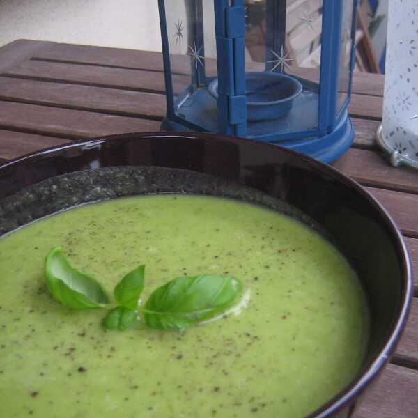 Zupa z zielonego groszku z pesto