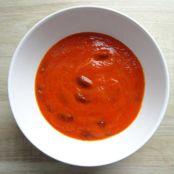 Pikantna zupa krem z papryki i pomidorów z czerwoną fasolą