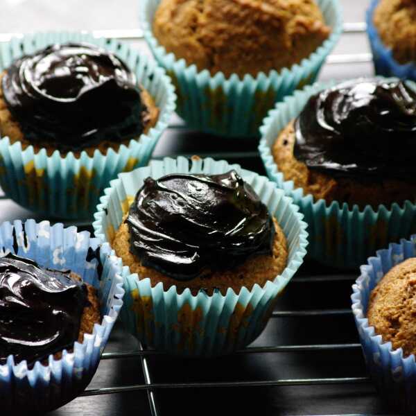 Babeczki z czekoladowym lukrem/ /Cupcakes with chocolate icing