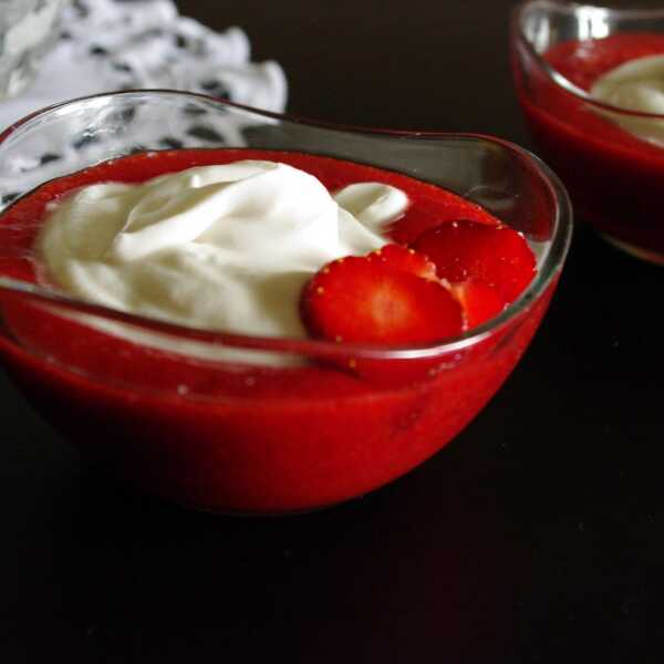 Mus truskawkowy z kokosową „bitą śmietaną” / strawberry mousse with coconut „whipped cream” 