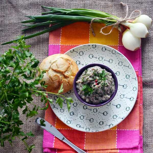 Wegańska pasta pieczarkowa do kanapek