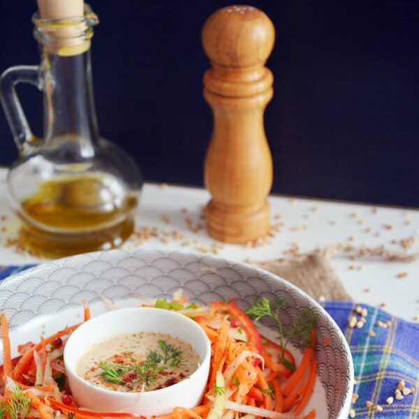 Sałatka z marchewką i kalarepą polana sosem z tahini
