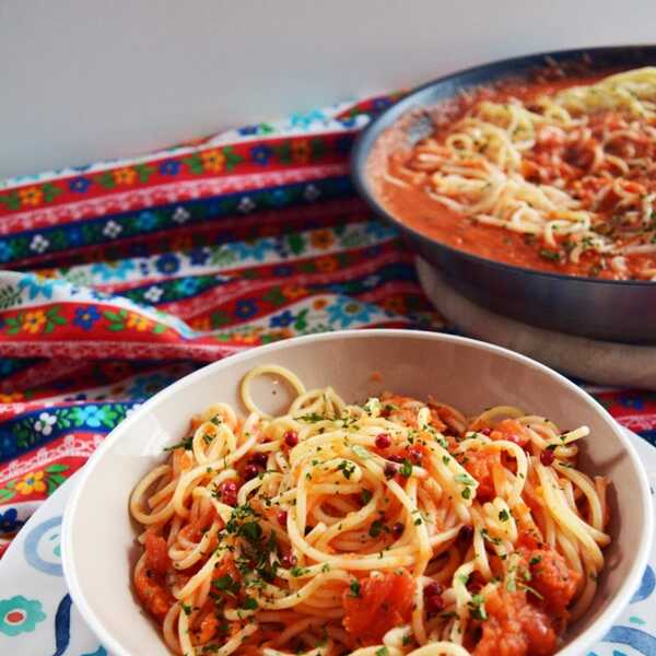 Tanie Gotowanie: Spaghetti z pieczoną dynią i pomidorami