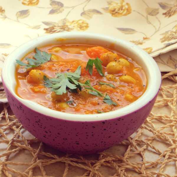 Curry z batatem, marchewką i ciecierzycą 