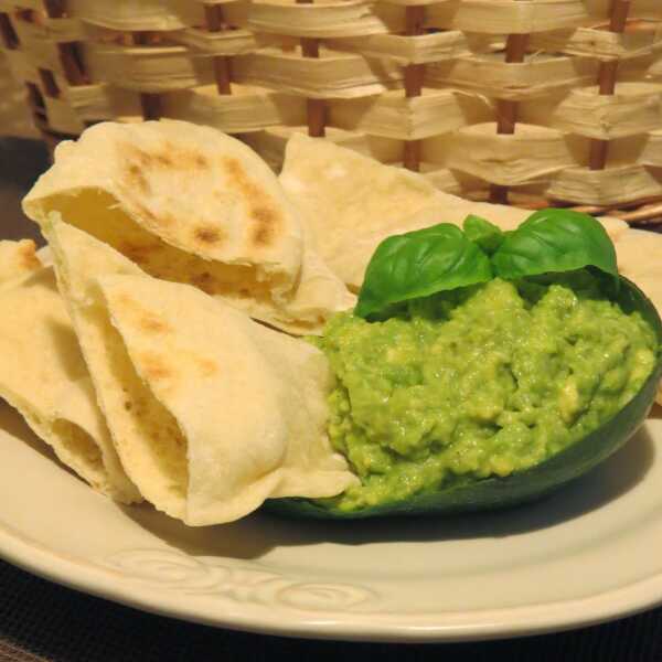 Guacamole i chlebki naan z patelni