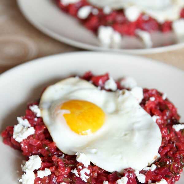 Risotto z botwinką i jajkiem sadzonym