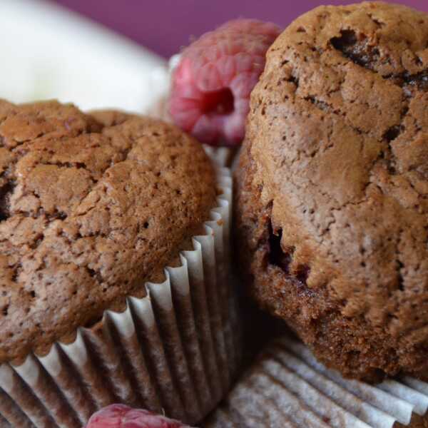 Muffinki brownie z malinami