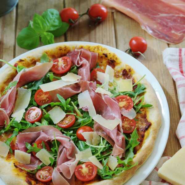 Pizza z rukolą,pomidorkami i prosciutto