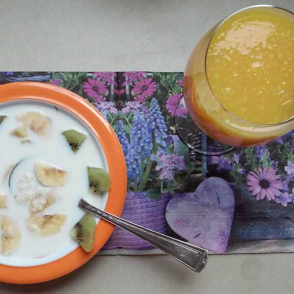 Owocowe płatki jaglane + sok pomarańczowy / fruity millet groat flakes + orange juice