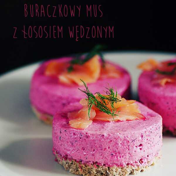 Buraczany mus z łososiem wędzonym