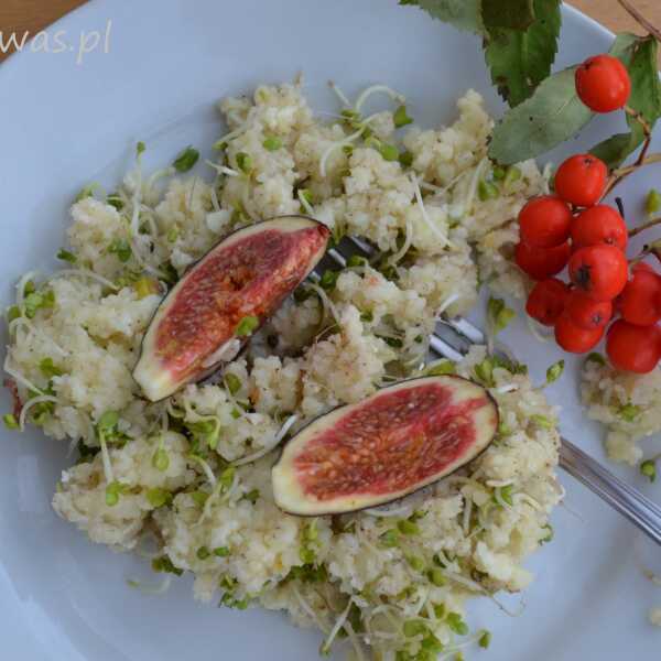 Sałatka z bryndzą, kuskusem i figami okraszona miodem 