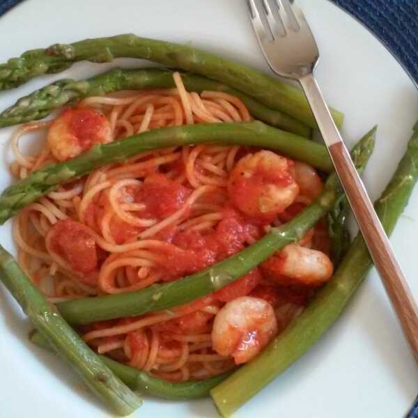 Spaghetti ze szparagami i krewetkami w sosie pomidorowym / spaghetti with asparagus and shrimp in tomato sauce 