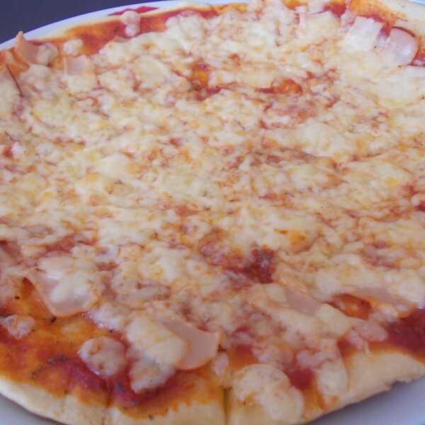 Pizza na cieńkim cieście z serem i szynką