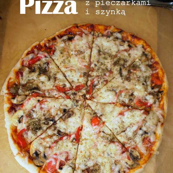 Pizza z szynką i pieczarkami