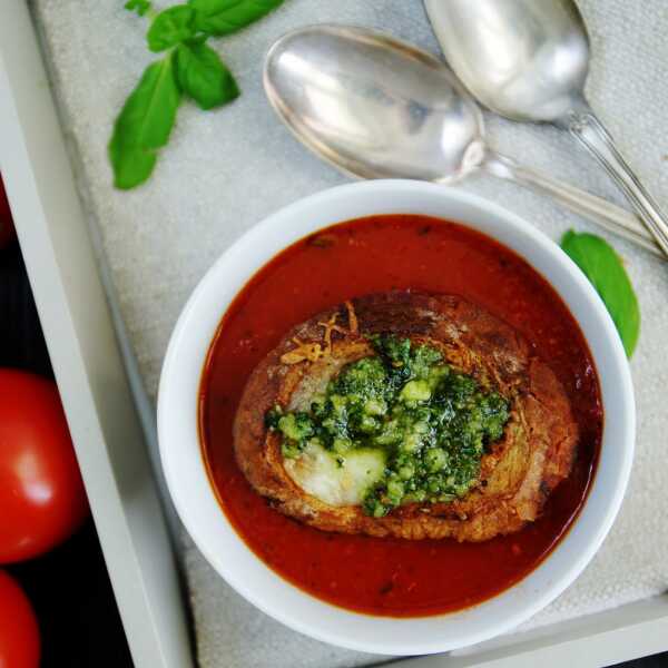 Zupa pomidorowa z grzankami z mozzarellą i pesto. Najlepsza.