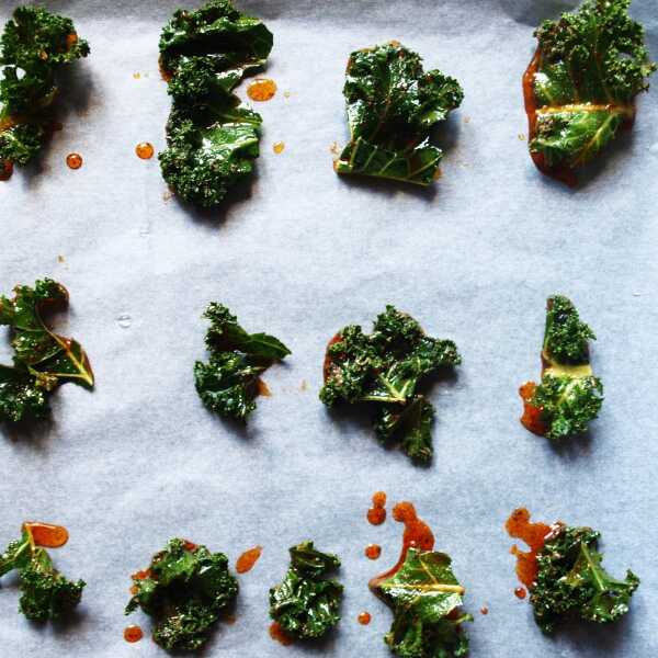 Chipsy z jarmużu idealne do chrupania podczas oglądania serialu