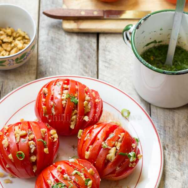 Egipska sałatka z pomidorów z orzechami włoskimi
