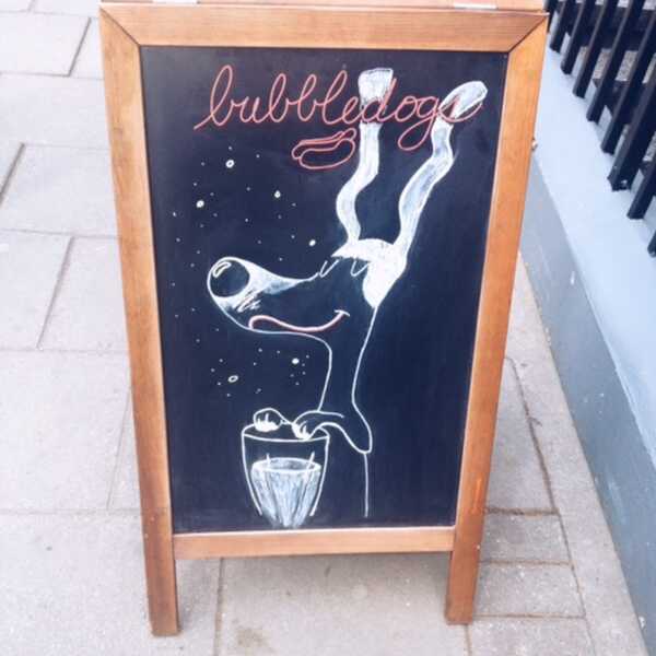Bubble Dogs w Londynie. Czy coś dobrego wynika z połączenia szampana i hotdoga?