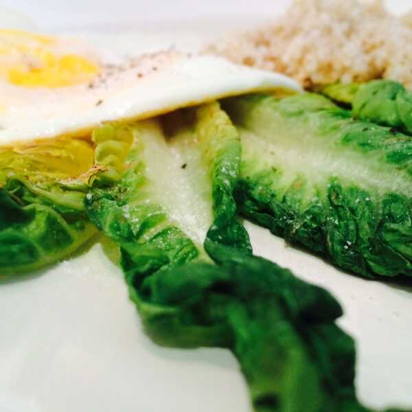 Kasza z grillowaną sałatą i jajkiem – inne śniadanie