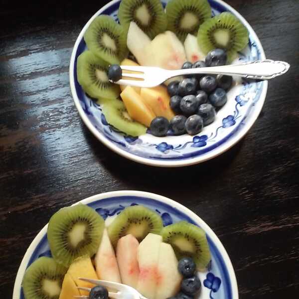 Miseczka owoców kiwi,brzoskwinia,nektarynka,borówka / fruit bowl:kiwi,peach,nectarine,American berries