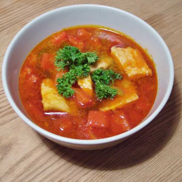 Halászlé - tradycyjna węgierska zupa z karpia