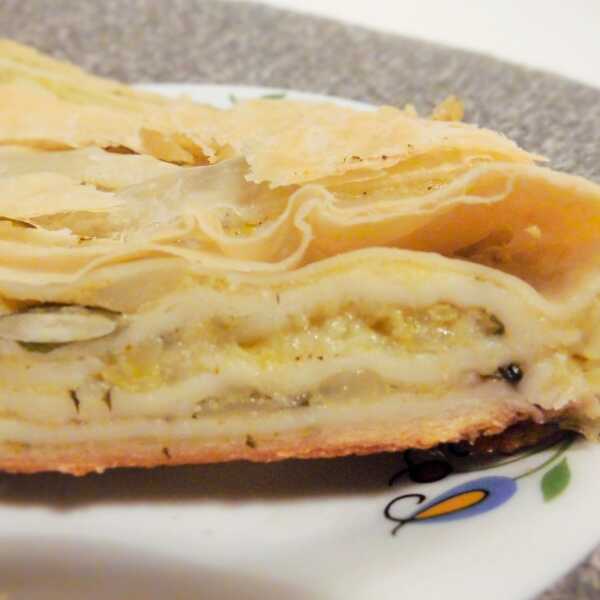 Rolda z ciasta francuskiego z nadzieniem z ziemniaków brokuła i mozzarelli