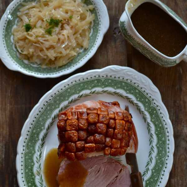 Pieczen wieprzowa z chrupiaca skorka w piwnym sosie.