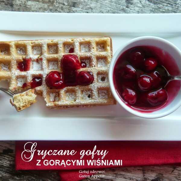 Gryczane gofry z gorącymi wiśniami - Waffeln mit roter Grütze