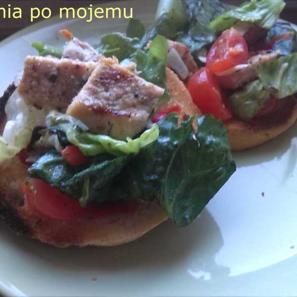 Bruschetta po polsku, czyli schabowy w sałatce na grzance podany.