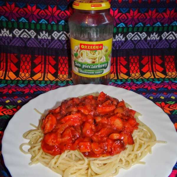 Spaghetti z sosem pieczarkowym i kiełbasą