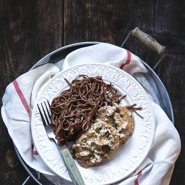 Polędwiczka wieprzowa w sosie śmietanowo-kurkowym, z makaronem soba