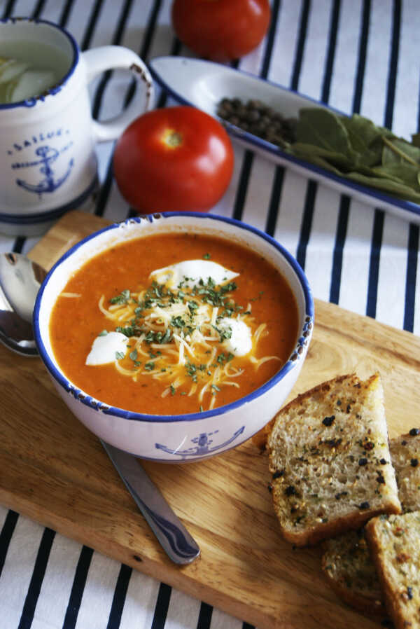 Zupa krem z pomidora z serem