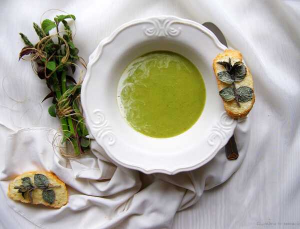 Pachnąca miętą kremowa zupa z zielonego groszku i zielonych szparagów oraz grzanki z miętą