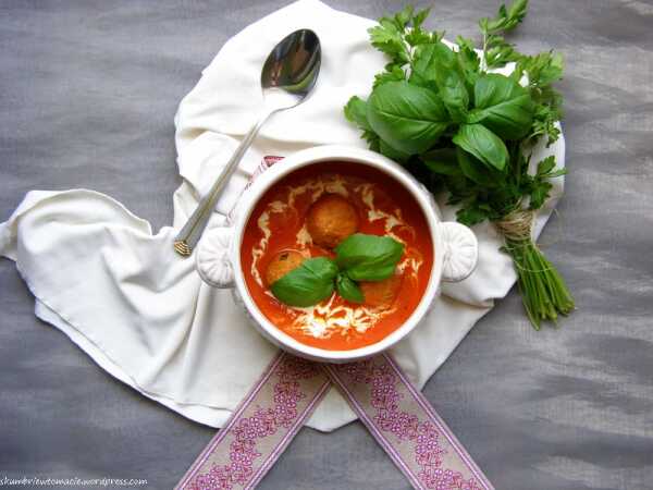 Zimowa zupa pomidorowa z mleczkiem kokosowym i pikantnymi pulpecikami z gotowanego mięsa drobiowego