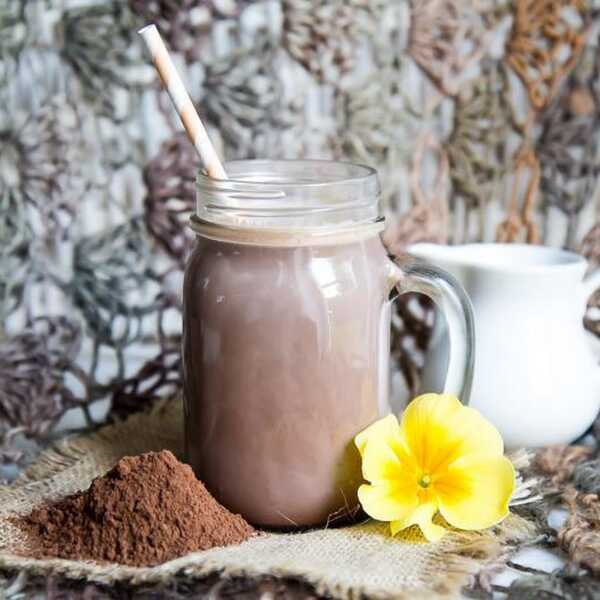 Kakao + mleko roślinne + daktyle + wanilia + cynamon